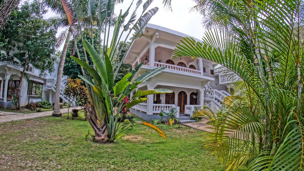 Pure Oasis Resort Негрил Экстерьер фото